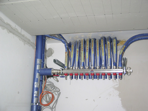 In den Etagen sorgen Klimaverteiler für die exakte Steuerung. Ausgelegt ist das System mit 22 Kreisen im Heizbetrieb mit einem Vorlauf von 35 °C und Rücklauf von 30 °C.