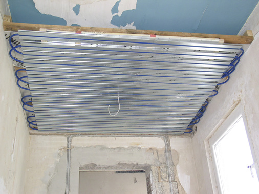 Im Treppenhaus wurde, wie in den Fluren und Bädern, das Schienensystem in eine abgehängte Decke montiert.