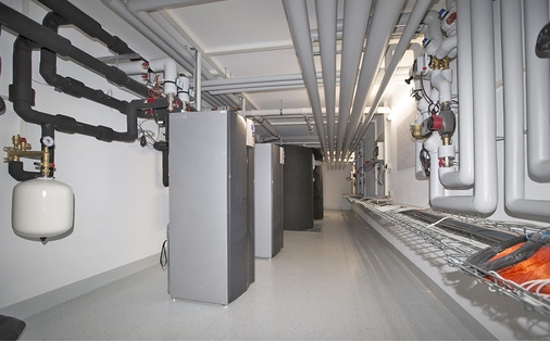 Zwei Sole/Wasser-Wärmepumpen versorgen die acht Reihenhäuser mit Heizenergie.