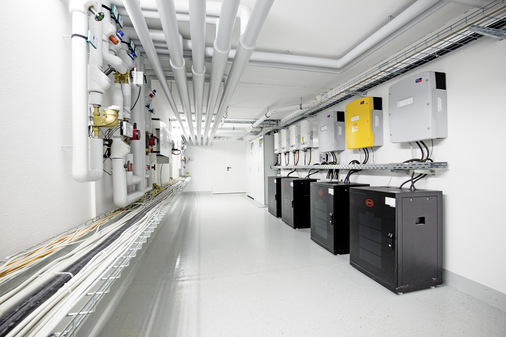 Hier wird die von der Photovoltaikanlage auf den Dächern gewonnene Energie umgewandelt und zwischen­gespeichert.