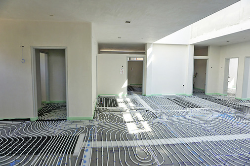 Das Komplettsystem Airconomy für die Frischluftversorgung im Ärztezentrum kombiniert eine kontrollierte Lüftungsanlage mit Wärmerückgewinnung und eine Warmwasser-Fußbodenheizung mit integrierter Kühlfunktion.