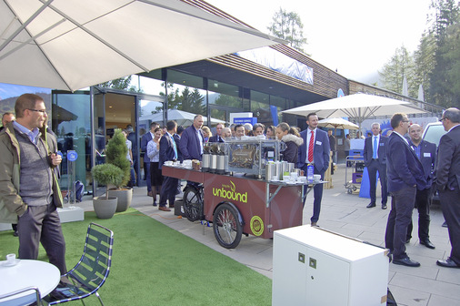 Vor dem neuen Entree des Kongresszentrums fanden sich zahlreiche Teilnehmer in den Vortragspausen zum Kaffee ein.