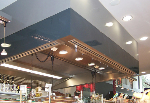 Zu- und Ablufthaube in einer Autobahn-Raststätte