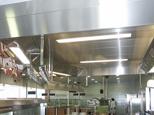Mini-Abluftdecke über der SB-Theke einer Kantine