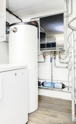Blick in den Heizungsraum mit Luft-Wasser-Wärmepumpe. Der Pufferspeicher Logalux P200 ist speziell für Logatherm-Wärmepumpen ausgelegt.