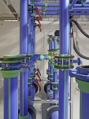 Korrosionsfrei, sicher in der Verbindung, hohe Form- und Druckbeständigkeit sowie geringe Längenausdehnung dank Faserverbundtechnologie: Diese Eigenschaften besitzt aquatherm blue pipe.