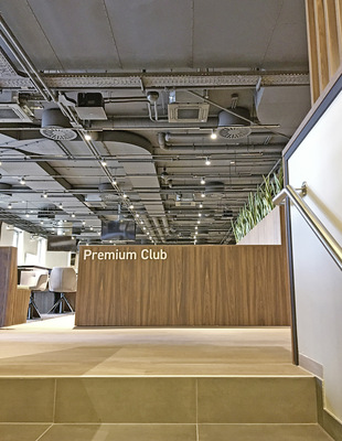 Die von KlimaShop! schwarz lackierten Deckenkassetten fügen sich harmonisch in das Gesamtbild ein.