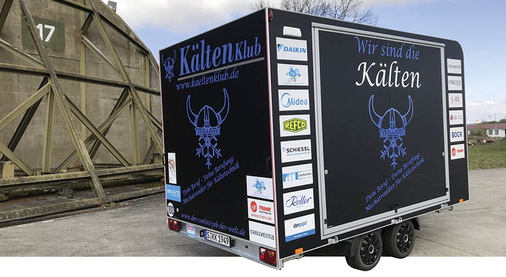 Wir haben den Anhänger am Flugfeld in Lahr in Position gebracht.