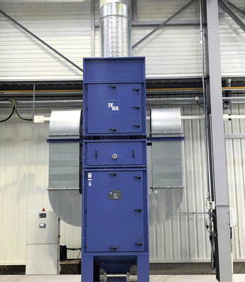 Die zentrale Raumluftabsaugung Airtech P 18 mit Ansaugkanälen wurde an der Hallenrückwand montiert.