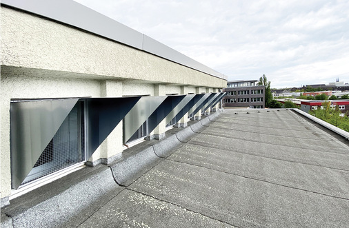 Auf dem ­Gebäudedach montierte Luftansaug- und -­ausblasöffnungen - © Bild: Kaut GmbH & Co
