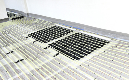 Der Multifunktionsboden Zewo MultiFloor HKL kombiniert die schnelle Temperierung der Lüftungstechnik (Quelllüftung) mit der angenehmen Strahlungswärme einer Flächenheizung. - © Bild: Zewotherm
