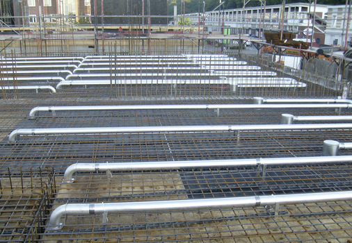 In die Betondecken werden rasterbezogen Kühlrohre aus wärmeleitendem Aluminium eingegossen. Verlegen lassen sich die Kühlrohre in Ortbeton, Filigrandecken und Fertigteildecken.