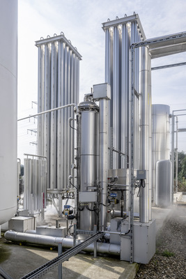 Bei dem Verfahren wird die im Wasser enthaltene Wärme wird mithilfe eines Prozesswasserkühlers zur Verdampfung des flüssigen Stickstoffs genutzt und das Gas in die bestehende Versorgungsleitung eingeleitet.