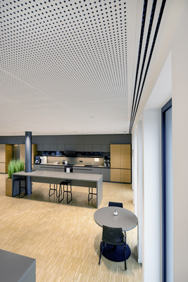 In den Büros, den Besprechungsräumen und der Kantine erfolgt die Temperierung über Akustikdecken mit Heiz-/Kühlflächensystem.