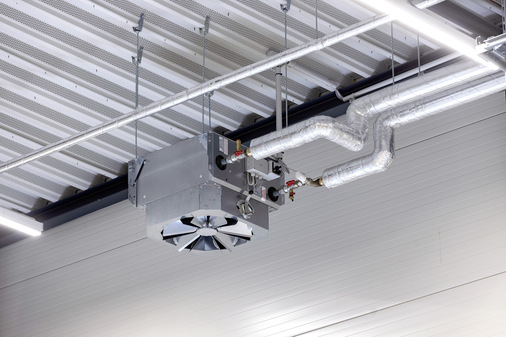 Die TOP-Lufterhitzer mit dem speziellen Luftauslass KaMax gewährleisten in den hohen Produktionshallen eine komfortable Verteilung der Luft bis zum Boden.