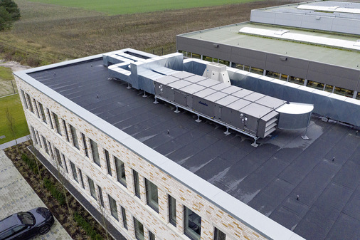 Zwei RLT-Anlagen des Kampmann Tochterunternehmens NOVA Apparate versorgen das Gebäude mit Frischluft, eines davon befindet sich auf dem Dach . - © Kampmann
