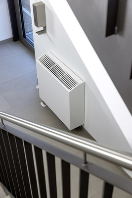 Wegen des größeren Wärmebedarfs in den Fluren werden dort sechs Haubenkonvektoren der Serie Powerkon eingesetzt.