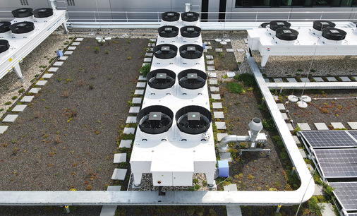 Teil des Energie-Konzeptes im Fischer Neubau – Güntner Rückkühler und Kondensatoren - © Bild: Fischer Kälte-Klima
