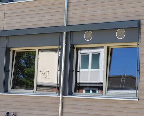 Dank präziser Vorarbeit in den Außenwänden mussten die Lüftungsgeräte vor Ort nur noch mit dem Außen/Fortluftluftdurchlass verbunden werden.