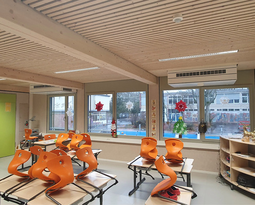 Durch die dezentrale Einbauweise der Lüftungsgeräte wird jeder Klassenraum individuell mit frischer Luft versorgt. - © Bild: Airflow
