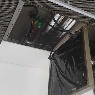 Die Decken können einzeln ausgehängt werden und erleichtern so den Zugriff auf die gebäudetechnischen Anschlüsse.