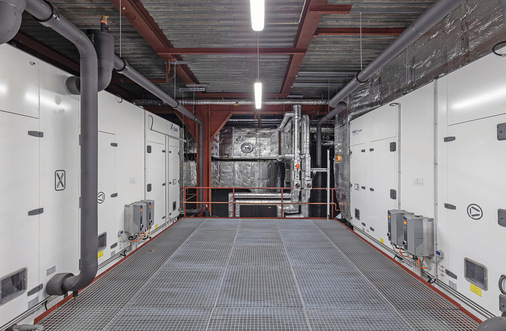 Zentrale Lösung in einer Gesamtschule: Vier Lüftungsgeräte mit einer Zu- und Abluftleistung von je 240.000 m 2 /h sind die in zwei großen Technikzentralen mit jeweils ca. 500 m 2  Grundfläche konzentriert.