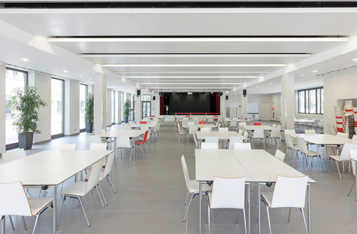 Im Speiseraum der Mensa der Martin-Luther-Schule Rimbach ist eine Lüftungsanlage mit einem speziellen Regelungsverfahren verbaut.