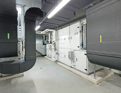 Mensa und Küche, Nebenräume und Sanitärzellen sowie Lagerräume und Nebenräume im Erdgeschoss werden von separaten Lüftungsanlagen in einem Technikraum aus versorgt.