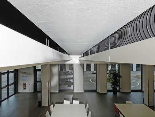 Diese Anlage zur Be- und Entlüftung der Mensa sowie zur Belüftung der Küchenbereiche erzeugt einen Zuluft- Volumenstrom von 13.000 m 3 /h und einen Abluft-Volumenstrom von 6.800 m 3 /h.