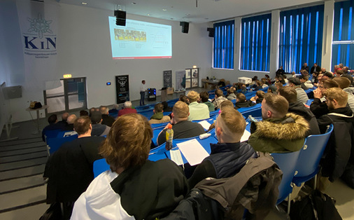 120 Teilnehmer haben wir gezählt. Der große Hörsaal wirkt trotzdem leer.