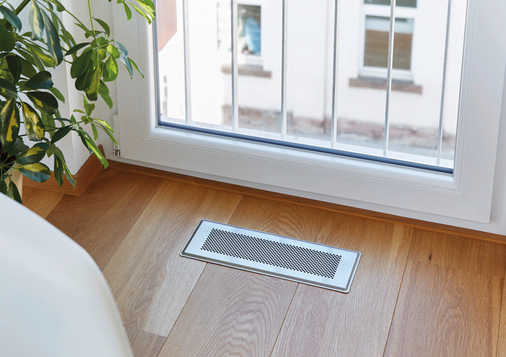 Stylische Design-Abdeckgitter aus Edelstahl über den Zuluftöffnungen in den Wohnräumen sind das einzig sichtbare Merkmal des zentralen Komfort-Lüftungssystems mit Wärmerückgewinnung.