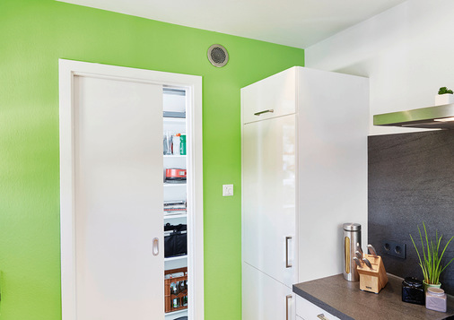 In den Ablufträumen wie der Küche sieht man von der installierten Lüftungstechnik nur einen dezenten, mit einer Edelstahlabdeckung ­versehenen Abluftauslass unterhalb der Decke. Filter am Abluftauslass sorgen zudem für eine Bindung des luftgetragenen Staubs.