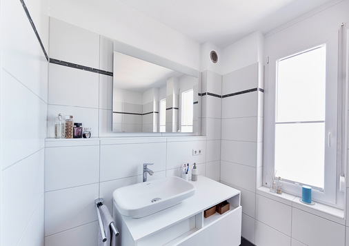 Im Bad als Abluftraum wird zugluftfrei verbrauchte, feuchte Luft ­abgeführt. Über den integrierten Kreuzgegenstrom-Wärmeübertrager kann das Lüftungsgerät beim Luftaustausch bis zu 95 Prozent der Wärme aus der Abluft zurückgewinnen.