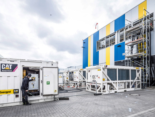 Für den Anschluss an den bestehenden Kühlkreislauf mussten die ­Wasserschläuche über ein Gerüst nach oben geführt werden.