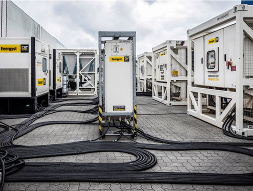 In den Kaltwassersätzen fließt technisches Kühlmittel, das regelmäßig entsprechend dem Einsatzzweck wechselt – für das Projekt bei Edeka Nord wurde lebensmittelechtes Glykol verwendet.