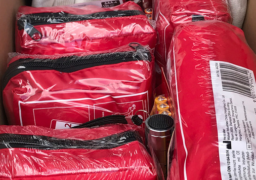 Die roten Verbandskästen haben die Leser der Fachzeitschrift KK Die Kälte & Klimatechnik und KK-Chefredakteur Dirk Rehfeld gesammelt