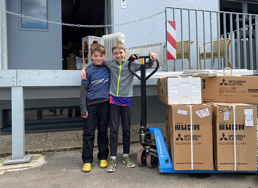 (V.l.): Tims Sohn Zidane und sein Freund Markus packen am Sonntag kräftig mit an, um die zwei Splittis in den Sprinter zu laden.
