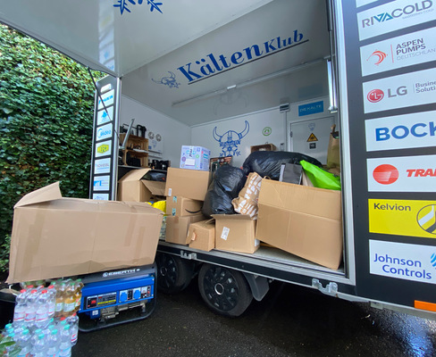 Ein Teil der Spenden steht vor dem PINK-Anhänger. Der Rest steht im Gentner Verlagsgebäude.
