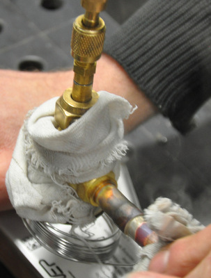 1 – 4	 	Lotring und Expansionsventilgehäuse werden aufgesteckt, der Formiergasanschluss in die Gegenseite des Gehäuses und dieses zum Schutz mit einem nassen Lappen umwickelt, dann mit dem Hookyduktor gelötet, zum Schluss mit einem weiteren nassen Lappen abgeschreckt