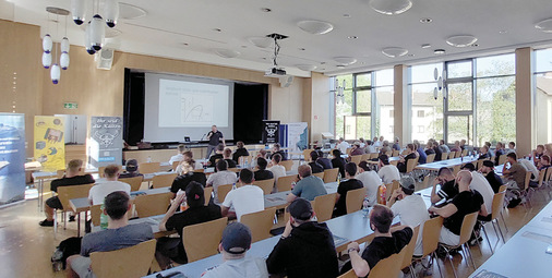 Die Aula hatte keine Klimaanlage. Dennoch waren die Teilnehmer ­waufmerksam dabei.