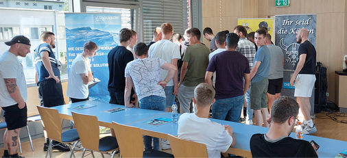 Für die „Kälte zum Anfassen“ brachten die Referenten allerhand Material mit.