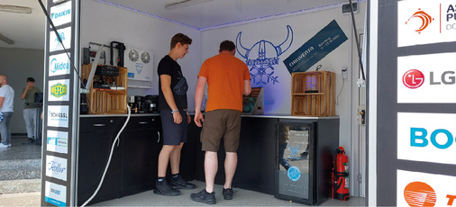 Kurbel-Kälte: Die Azubis erfahren, wie sich Energieverbrauch anfühlt.