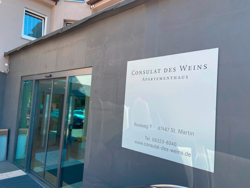 Neben den Weingütern führt Familie Schneider zusätzlich ein Hotel samt Restaurant und Vinothek.