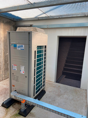 Das ZEAS-Verflüssigungsgerät wurde hinter der Tiefgarage des Consulat des Weins installiert, um die Gäste des Hotels nicht zu stören.