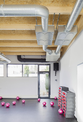 Für die Frischluftversorgung des großen Trainingsraums (siehe Bild) sowie der beiden Umkleiden- und Duschtrakte des Fitnessstudios wurden ­insgesamt drei Zehnder Großgeräte Maxi flat 600 installiert.