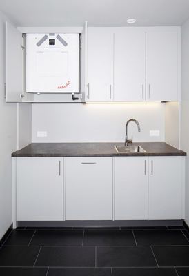 Die Mitarbeiterküchen des Firmengebäudes von mobiheat wurden so konzipiert, dass das Komfort-Lüftungsgerät in eigens gefertigten ­Küchenschränken verschwindet.