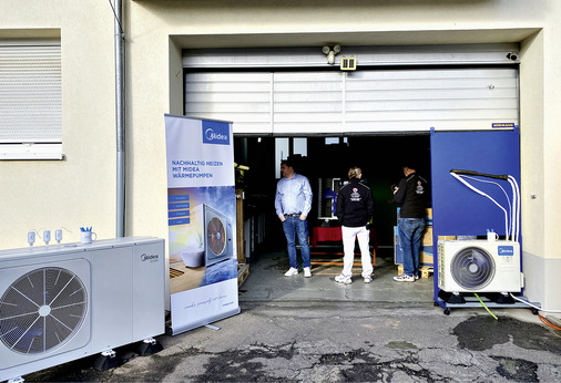 IN der Werkstatt von Wolle wurden die Wärmepumpen vorgestellt.