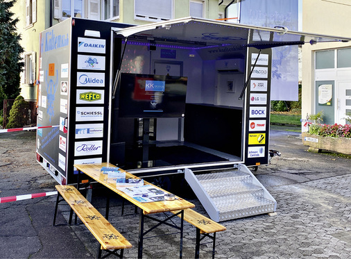 Auch dabei ist der PINK-Anhänger als ­Berufs­informations­stand.