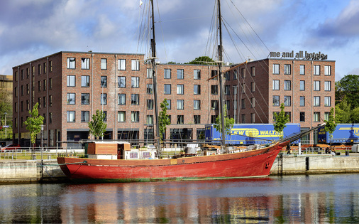 In zentraler Lage nur rund 350 Meter vom Hauptbahnhof entfernt liegt das me and all hotel in Kiel direkt am historischen Hafenbecken mit Blick auf die Kieler Förde.