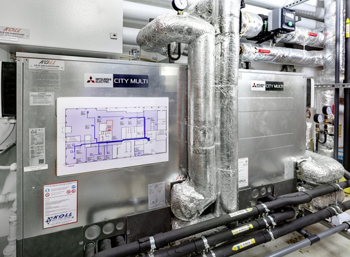 Um die überschüssige Wärmeenergie für die Brauchwassererwärmung zu nutzen, kommen wassergeführte HVRF-Außengeräten der PQRF-Baureihe zur Innenaufstellung zum Einsatz. - © Bild: Mitsubishi Electric
